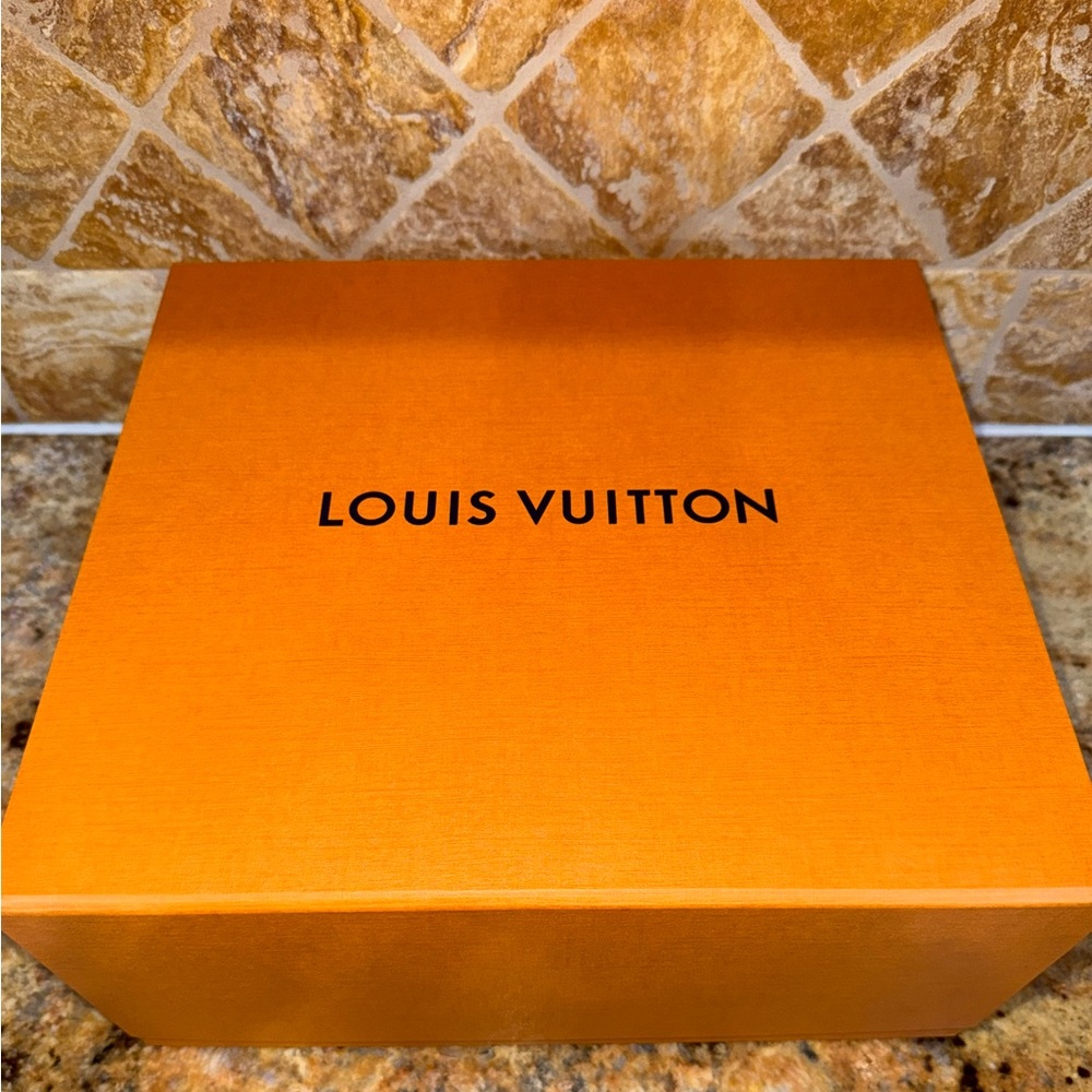 Louis Vuitton Orange Box
Size- 10.75x10.75x5.5